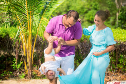 Phuket family photographer: decorate home with bright family pics